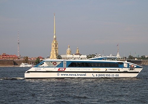 Катамаран "Грифон" перевезет 4 тыс. пассажиров до конца сезона в Петербурге