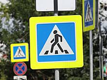 Lexus на полном ходу сбил дорожный знак на Шаболовке в Москве, водитель сбежал