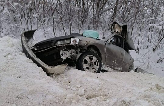 Водитель иномарки разбился насмерть на трассе под Саратовом