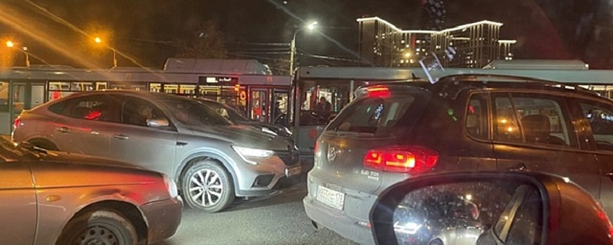 Два лазурных автобуса устроили лобовое ДТП в Петербурге на Типанова