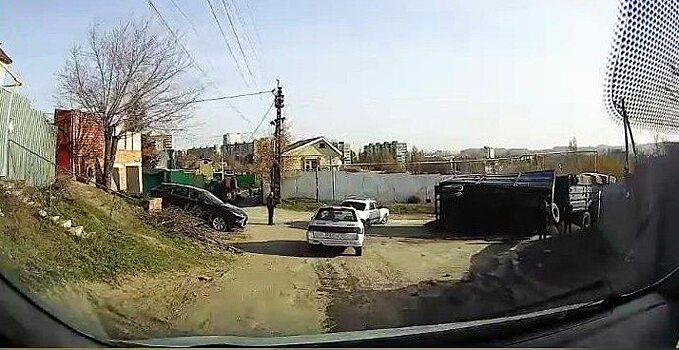 На узкой дороге в Саратове "КамАЗ" уронил прицеп. Видео