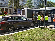 В Самаре автобус-шаттл с болельщиками притёр припаркованный возле банка Porsche