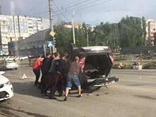 В Барнауле на перекрёстке с отключенным светофором перевернулся автомобиль