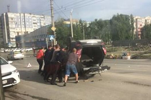 В Барнауле на перекрёстке с отключенным светофором перевернулся автомобиль