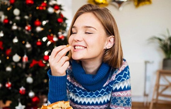 Как избегать переедания и отравления на новогодние праздники