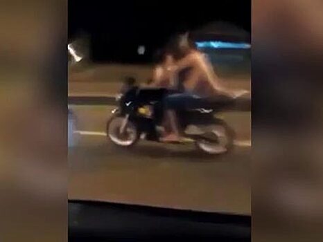В Парагвае пара занялась сексом на мотоцикле во время движения. Видео