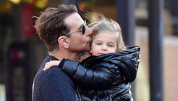 Брэдли Купер нежно целует дочь Лею во время прогулки