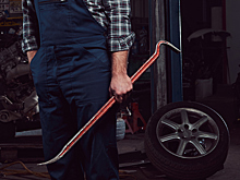 В Екатеринбурге водитель фургона побил прохожего монтировкой из-за замечания