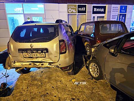 Под Новосибирском иномарка протаранила шесть авто на парковке