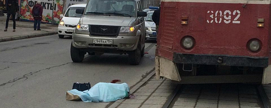 В Новосибирске под колесами автомобиля погибла женщина