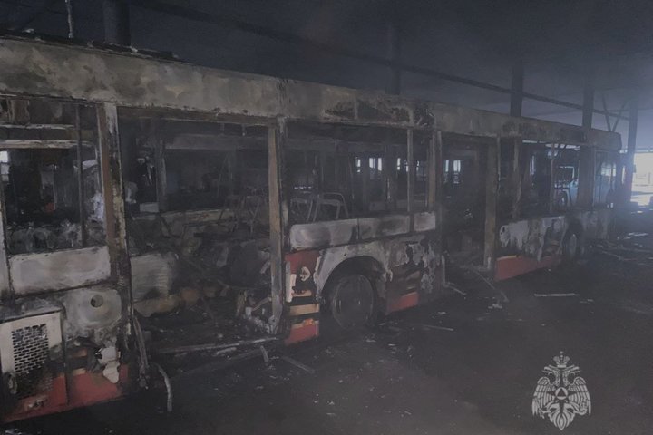 В Казани произошел пожар в автобусном парке ПАТП-2: повреждены пять автобусов