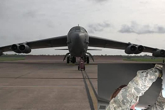 Запуск B-52 пороховыми стартерами попал на видео