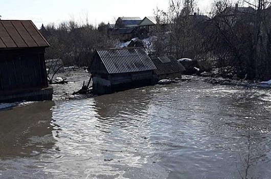 Из-за паводка в Базарном Карабулаке затопило семь домов