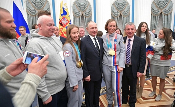 Путин вручил награды уральским паралимписким спортсменкам
