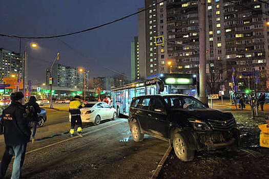 "МК": пять пассажиров автобуса госпитализированы после ДТП на юге Москвы