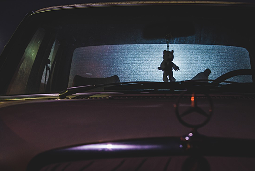 Припаркованный автомобиль задавил автоледи в Архангельской области