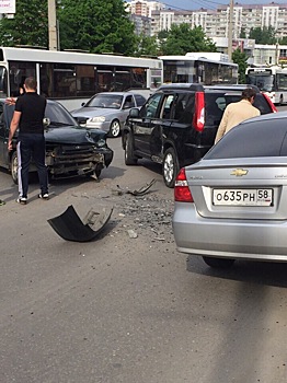 В Пензе на проспекте Строителей дорогу не поделили 2 легковых авто