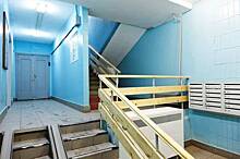 В подъездах Рязанского района отремонтировали и утеплили 78 входных дверей
