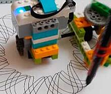В Челябинске детсадовец и второклассник из "Лего" собрали робота, рисующего мандалы