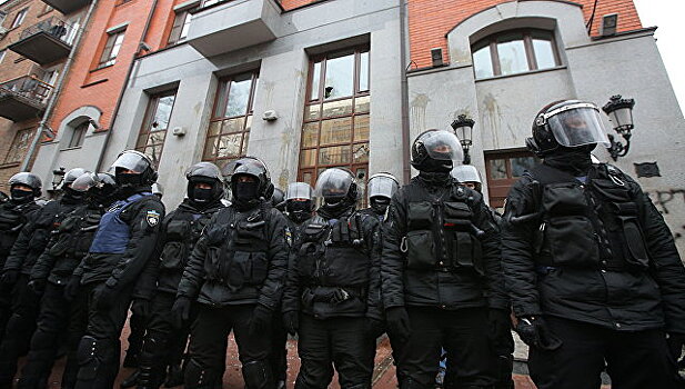 Косачев осудил пассивность украинских полицейских