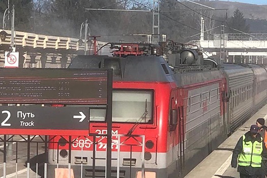 На железнодорожном вокзале в Кисловодске загорелся электровоз