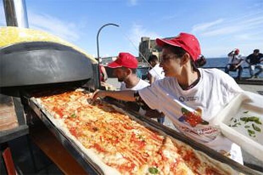 На фестивале уличной еды в Белгороде приготовили пятиметровую пиццу