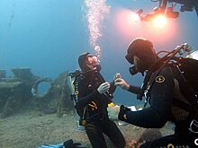 Врач из Екатеринбурга сделал предложение любимой на дне Красного Моря