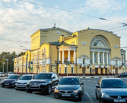 «Конфликт зрел давно»: в театре Волкова просят уволить директора Алексея Туркалова