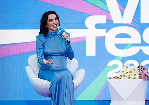 Беременная Сати Казанова в платье цвета неба восхитила фанатов на VK Fest