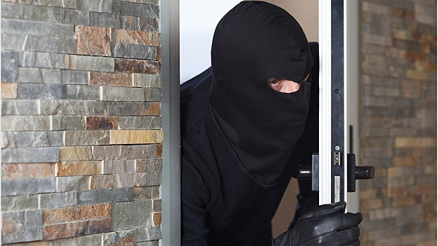 Кировчанин в маске пытался ограбить квартиру знакомой, но был пойман с поличным