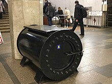 Почему в метро появились огромные черные бочки