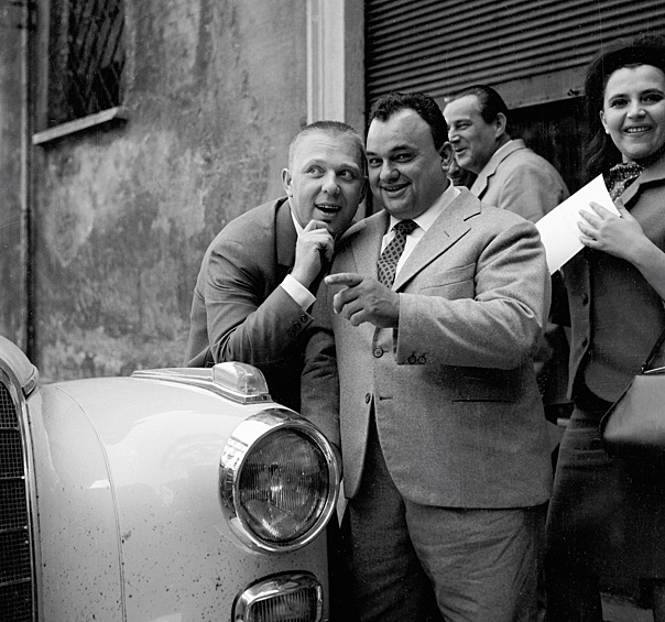 Клоун Олег Попов (слева) и итальянский эстрадный певец Лучиано Тайоли (3 справа) во время гастролей советского цирка в Италии, 1967