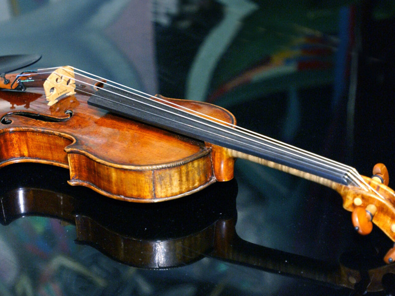 Скрипка фото. Скрипка фото. Игра на скрипке страдивари. Скрипка гварнери дель джезу. Виолин yellow.