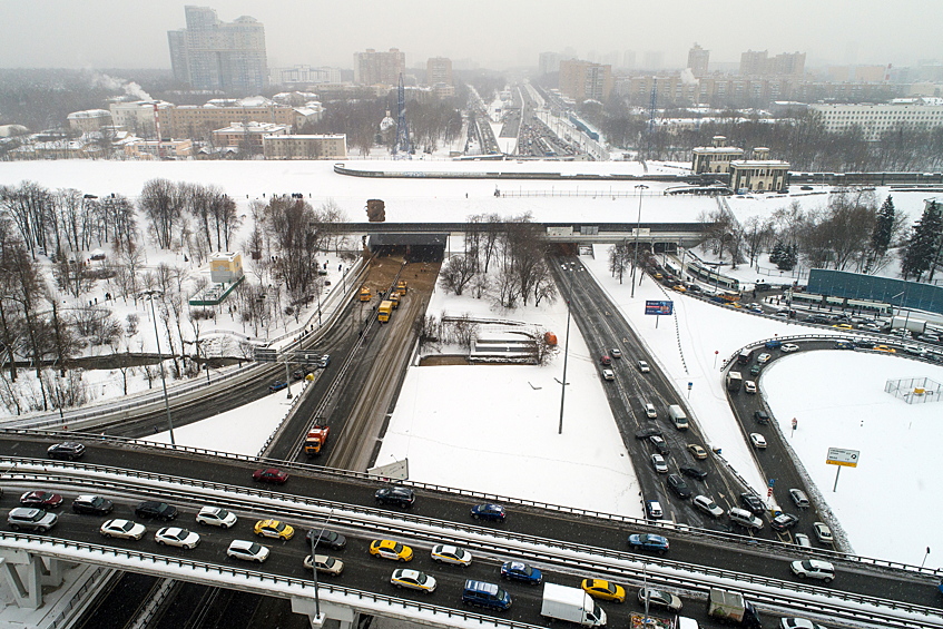 Движение по тоннелю из центра Москвы перекрыто. На Ленинградском шоссе в сторону области образовался затор длиной почти три километра