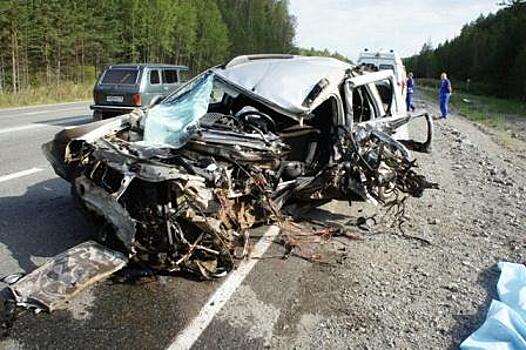 В Свердловской области водитель Renault Duster погиб в ДТП, вылетев на "встречку"