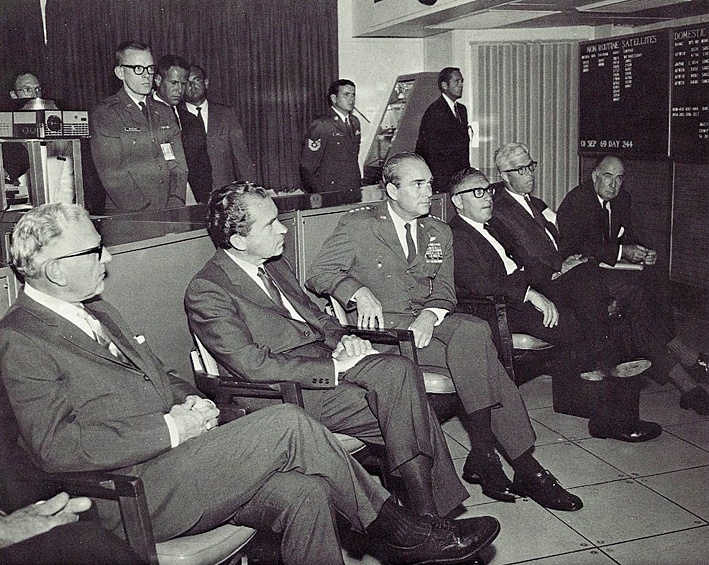 37-й президент США Ричард Никсон (второй слева в первом ряду) в 1969 году посещает секретный бункер NORAD