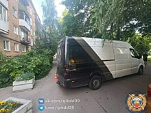 На Багратиона сдававший задом у подъезда микроавтобус сбил 84-летнюю пенсионерку