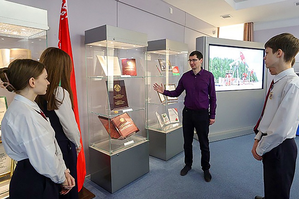 Минск: В президентской библиотеке открылась выставка к 30-летию Конституции