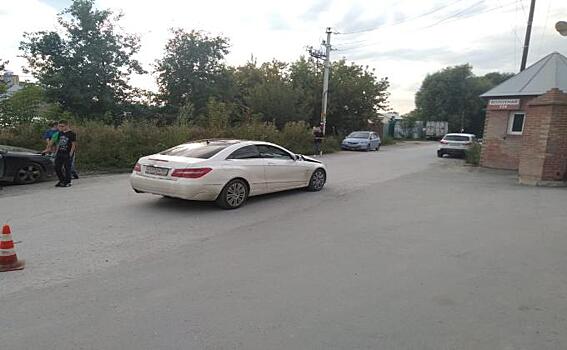 Школьник на мопеде подбил Мерседес и отправился в больницу
