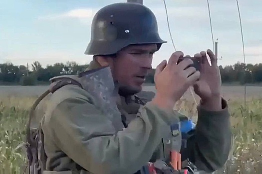 Солдаты ВСУ в касках СС поглумились на курским дедом, изображая из себя немцев