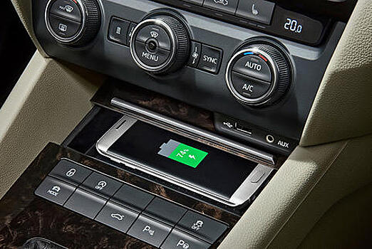 Skoda Superb и Octavia получат беспроводную зарядку смартфонов
