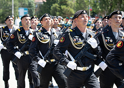 Морские пехотинцы Каспийской флотилии вернулись с учений и приступили к тренировкам парада Победы на главной площади Каспийска