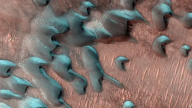 Опубликованы фото зимнего инея на Марсе
