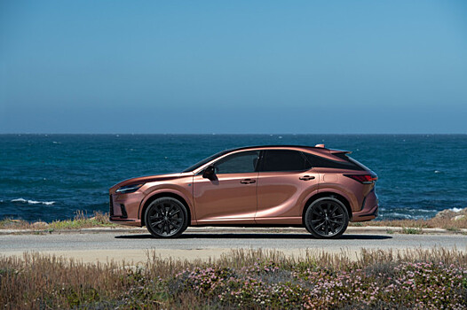 Компания Lexus представила обновленный электрический кроссовер Lexus UX 300e 2023 года