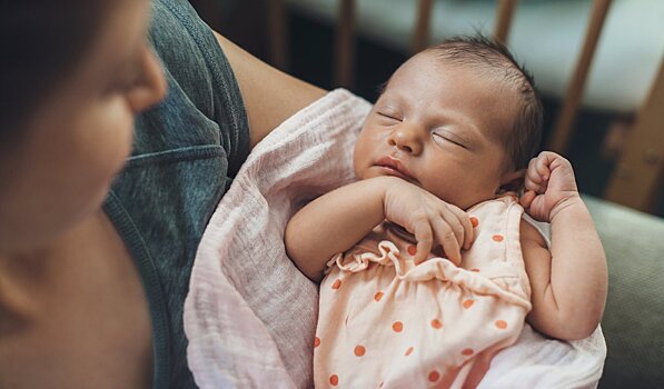 Ученые объяснили, почему мы обычно баюкаем младенцев на сгибе левой руки