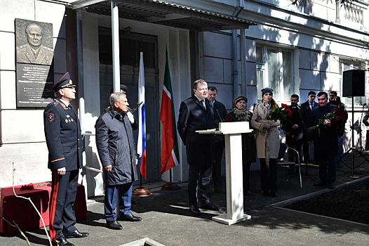 Глава Татарстана Минниханов открыл в столице мемориальную доску в честь Николая Демидова