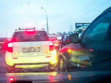 Расплата на месте: обочечник на BMW пожалел о глупом маневре