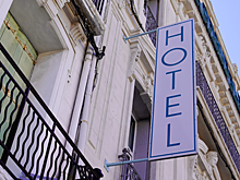 Россиянка угрожала выпрыгнуть с ребенком из окна отеля в Сербии