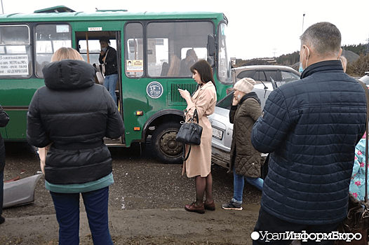 На выезде из Академического из-за ДТП с автобусом образовалась огромная пробка