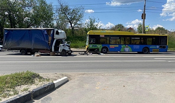 В Волгограде в ДТП с автобусом на остановке пострадали пять человек